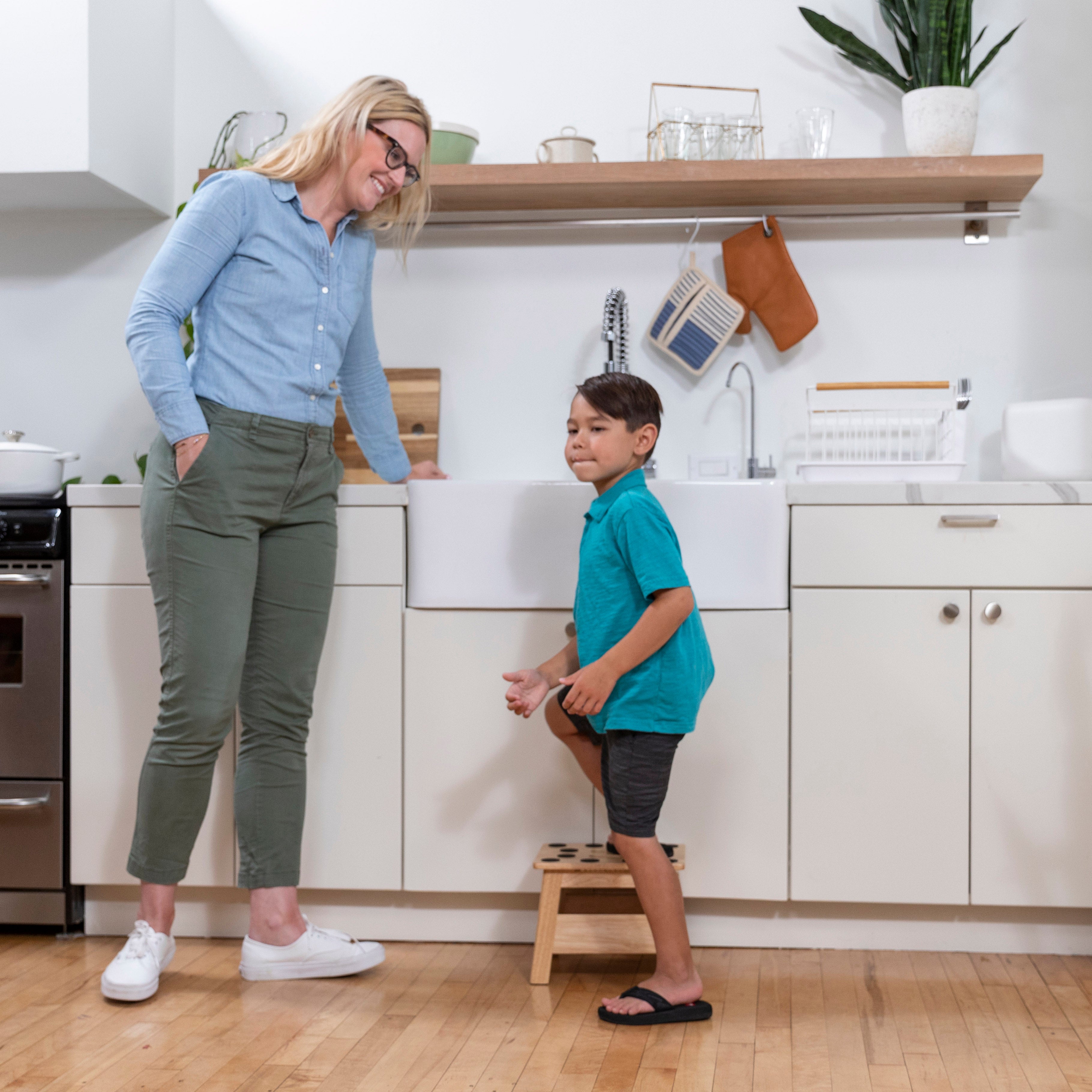 Folding Step Stool with Handle, Hardwood Non-Slip Stepstool